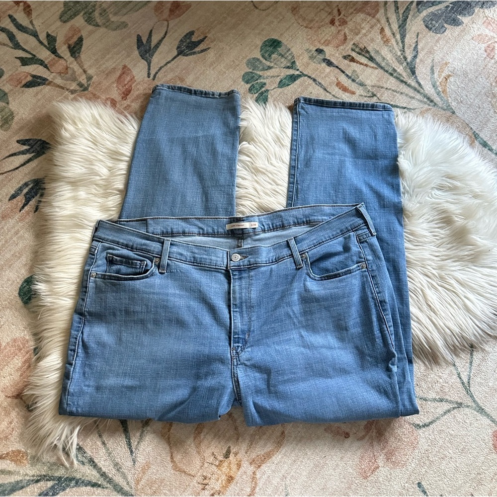 LEVI’S Classic Straight Jean In Medium Wash - Picture 2 of 4